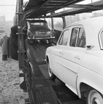 159461 Afbeelding van het parkeren van een auto op een dubbeldekwagen van een autoslaaptrein op het N.S.-station ...